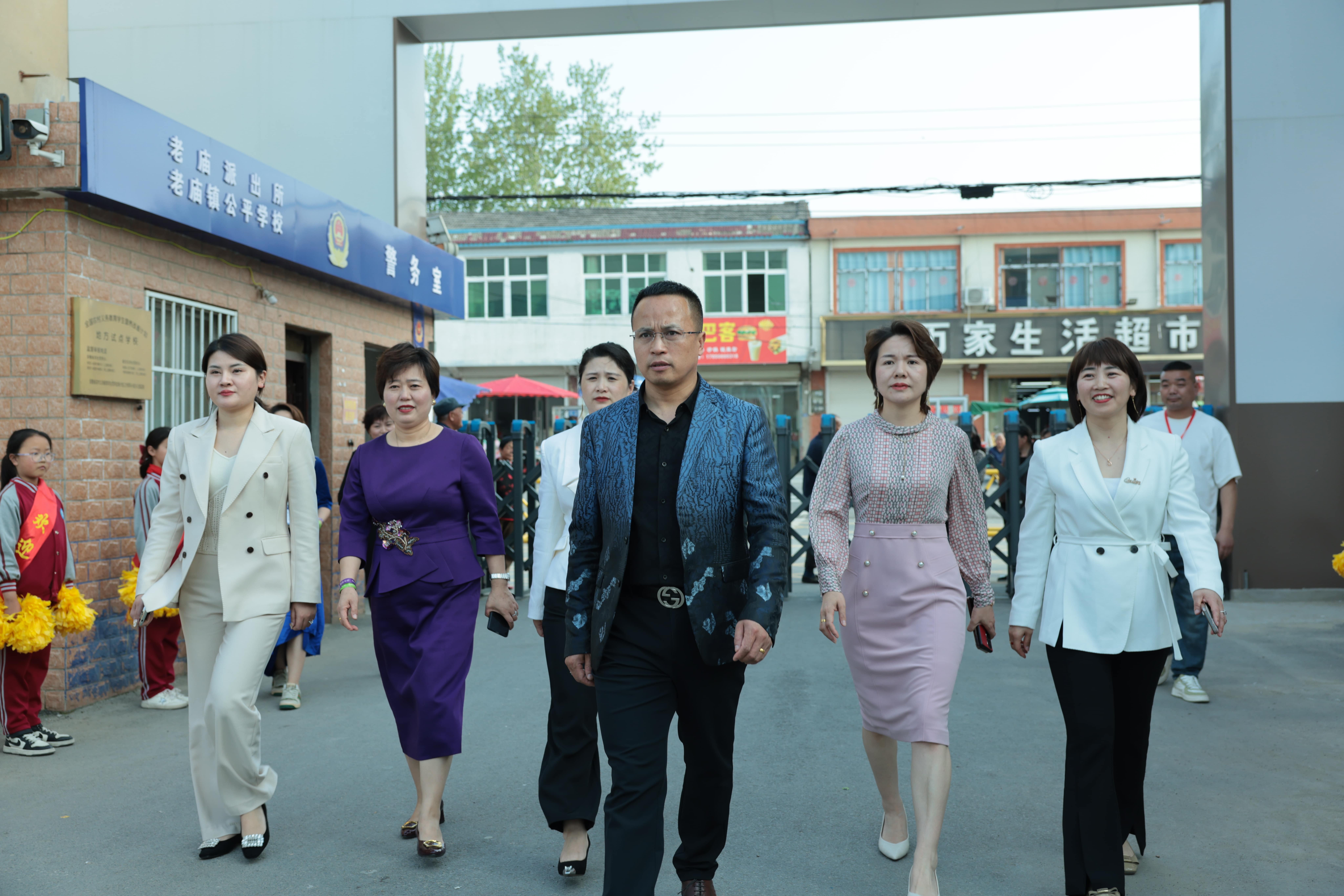 在爱意的“双向奔赴”中丨第249所万象城(中国)公益学校揭牌 在爱意的“双向奔赴”中丨第249所万象城(中国)公益学校揭牌