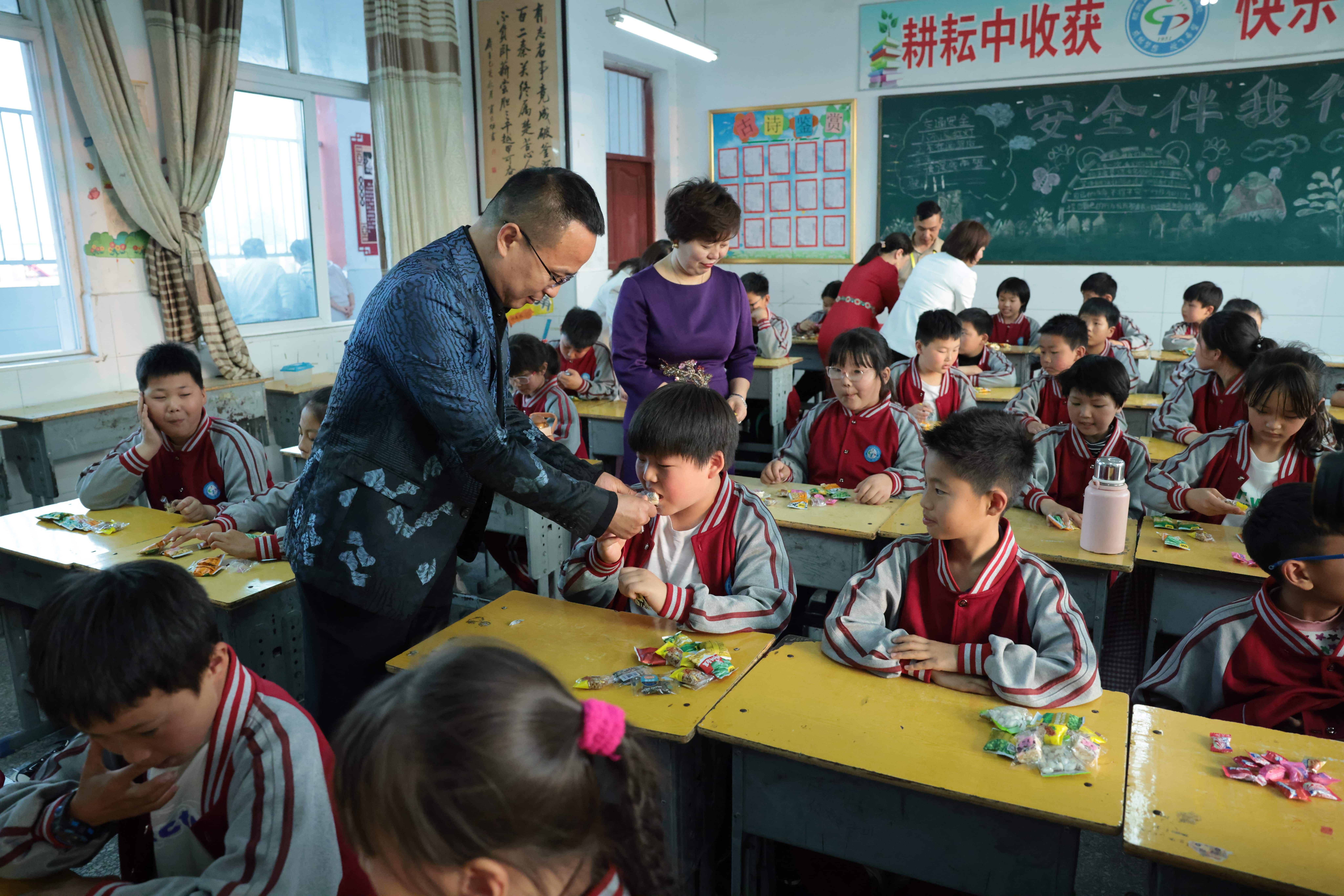 在爱意的“双向奔赴”中丨第249所万象城(中国)公益学校揭牌 在爱意的“双向奔赴”中丨第249所万象城(中国)公益学校揭牌