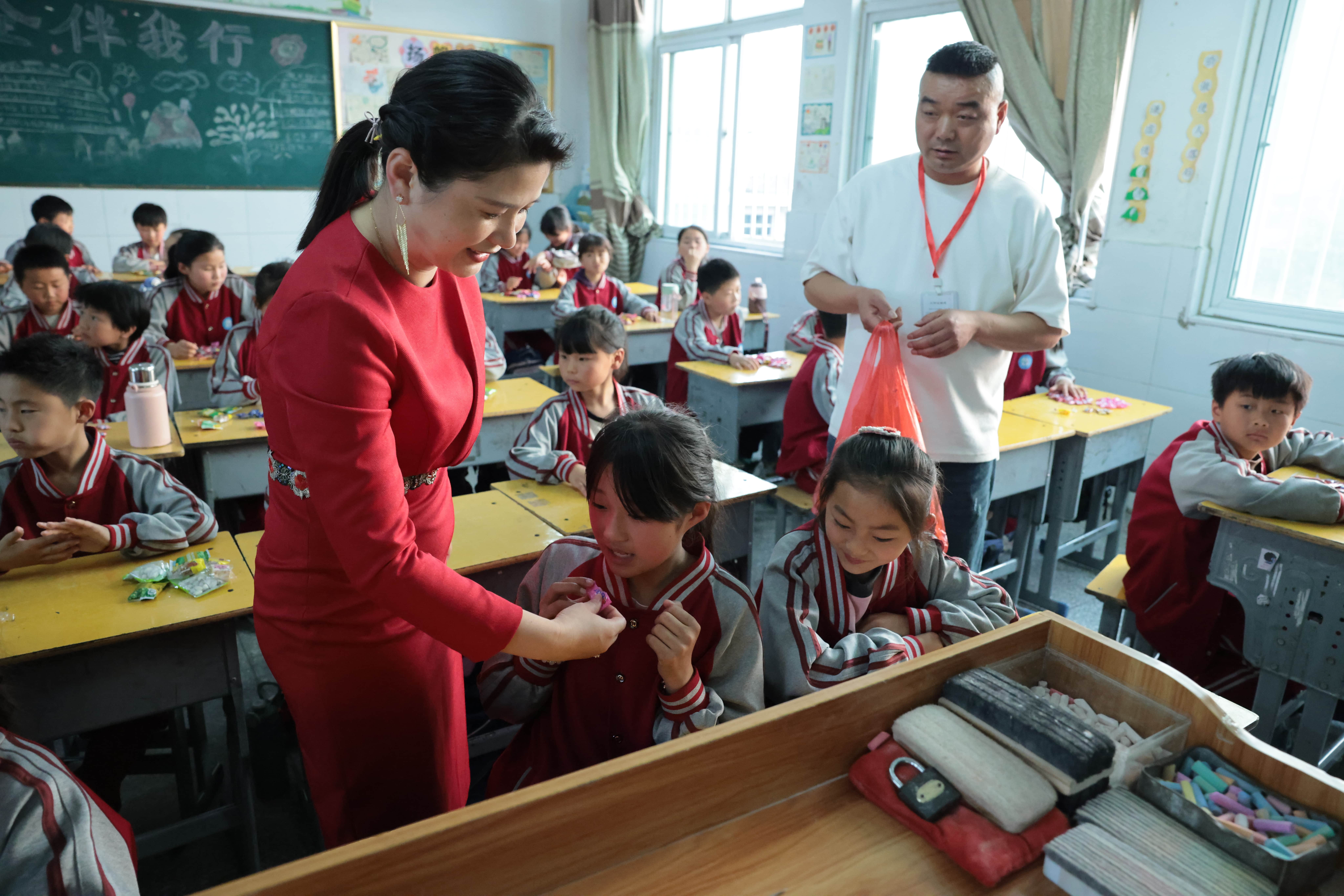 在爱意的“双向奔赴”中丨第249所万象城(中国)公益学校揭牌 在爱意的“双向奔赴”中丨第249所万象城(中国)公益学校揭牌